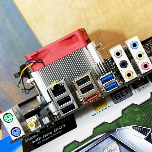 ASROCK 970 EXTREME3 R2.0 AM3+ MOTHERBOARD ATX DDR3 AMD FX UEFI SECURE BOOT - Picture 5 of 11